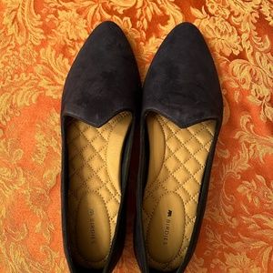 NIB, NEW, Never worn - Birdies - Heron flat - Navy Suede size 10.